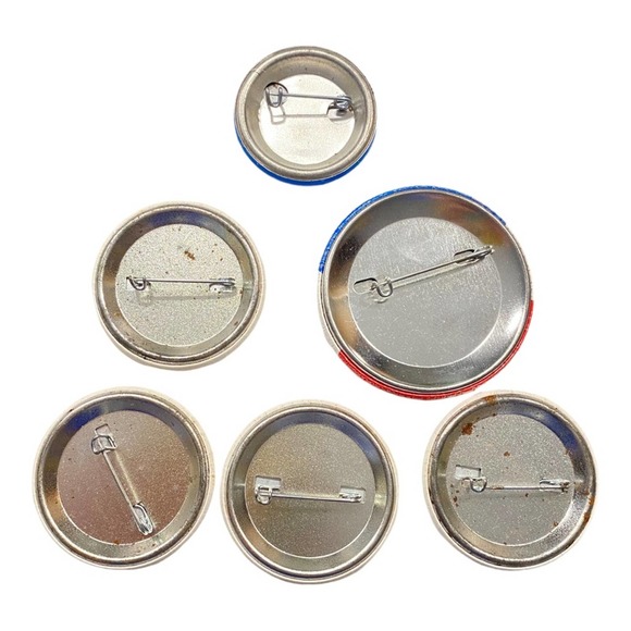 Vintage Anti-Drug Button Pins, Hugs Not Drugs - Picture 2 of 3